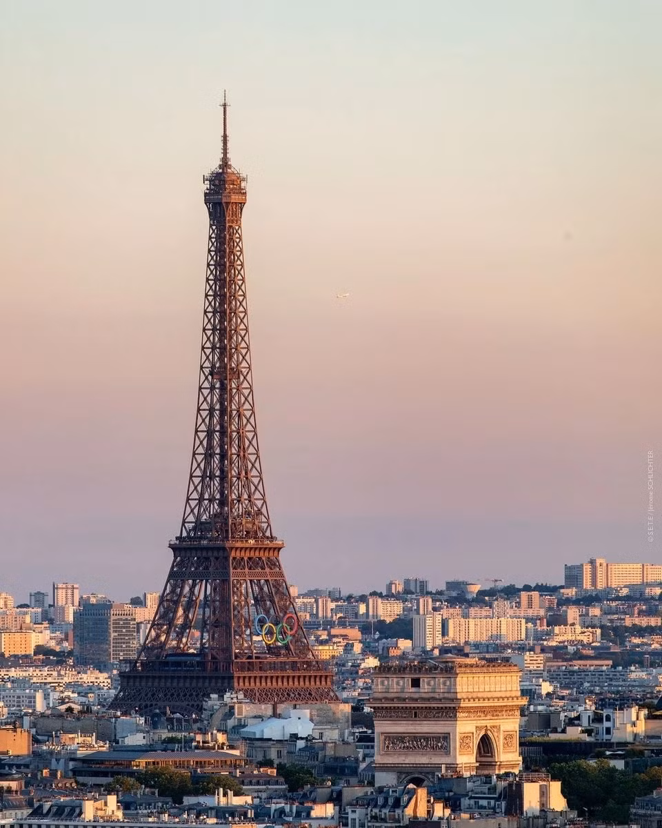 Không chỉ là một trong những điểm du lịch nổi tiếng nhất thế giới, thu hút 7 triệu khách mỗi năm, tháp Eiffel còn được dùng để truyền tín hiệu radio và TV.