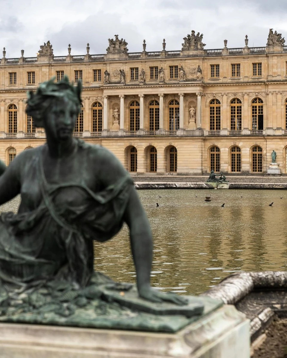 Khu vườn rộng lớn của cung điện có một kênh đào dài 1,5 km và những chiếc thuyền gondola. Trước đây, khu vực này từng là nơi tổ chức các bữa tiệc xa hoa của nhà vua. Từ năm 1979, Versailles trở thành Di sản Thế giới được UNESCO công nhận và cũng là một điểm đến ưa thích trên con đường du lịch Paris. Ảnh: @anny.the.one.