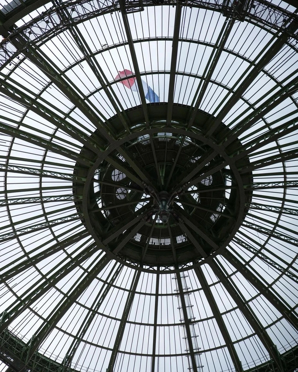 Trong thế kỷ 21, không gian rộng lớn và thoáng đãng của Grand Palais là nơi trưng bày các tác phẩm nghệ thuật quy mô lớn từ những nghệ sĩ hàng đầu thế giới. Nơi này cũng từng bị ngập nước, biến thành sân trượt băng lớn nhất thế giới. Ảnh: @paris2024.