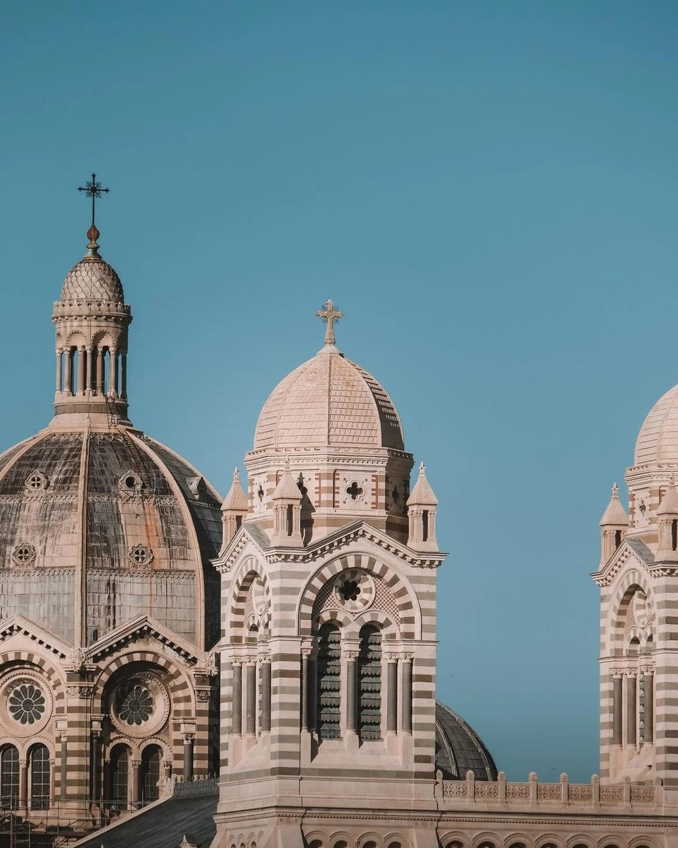 Có khả năng là họ sẽ không gặp phải cơn gió mạnh mistral của Marseille. Gió này thường thổi vào mùa đông và mùa xuân. Marseille sẽ tổ chức 10 trận bóng đá và cũng từng là nơi bắt đầu cuộc rước đuốc Olympic tại Pháp vào ngày 8/5 vừa qua. Ảnh: @joowbar.