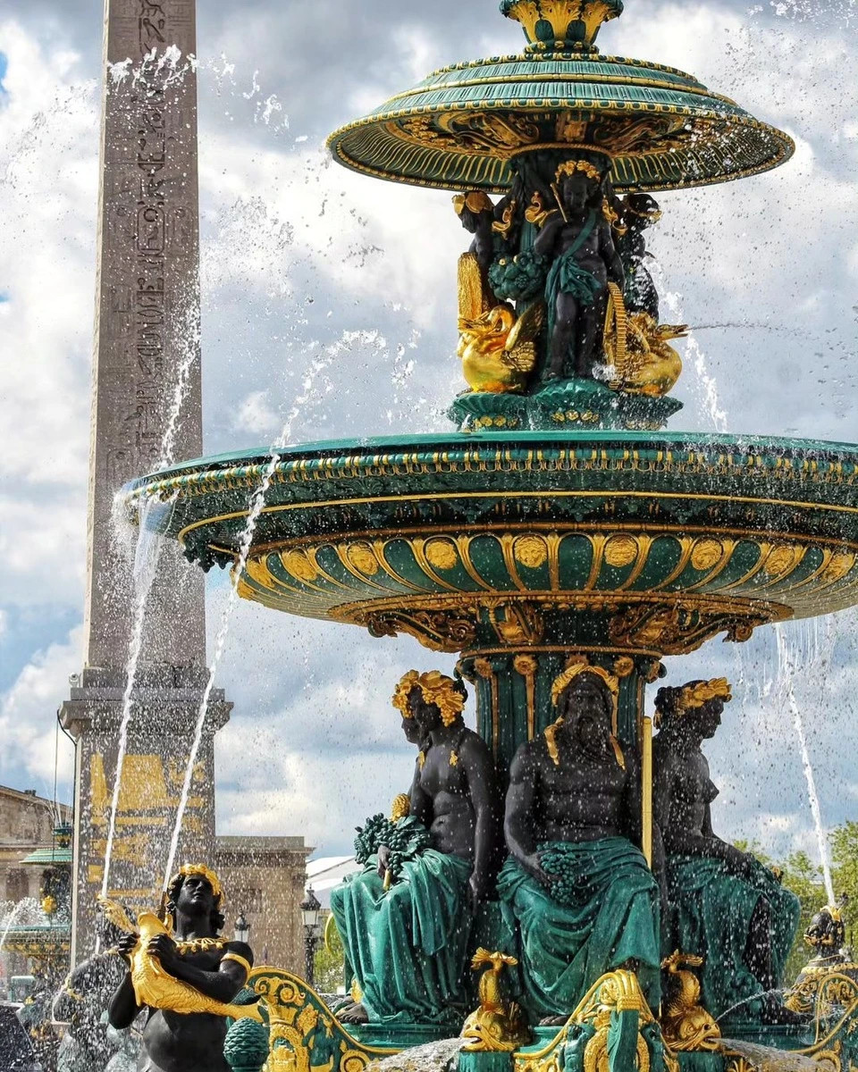 Quảng trường Concorde rộng lớn ở chân đại lộ Champs-Elysees là nơi diễn ra các vụ hành quyết sau Cách mạng Pháp, nhưng giờ đây trở thành trung tâm thể thao đô thị.