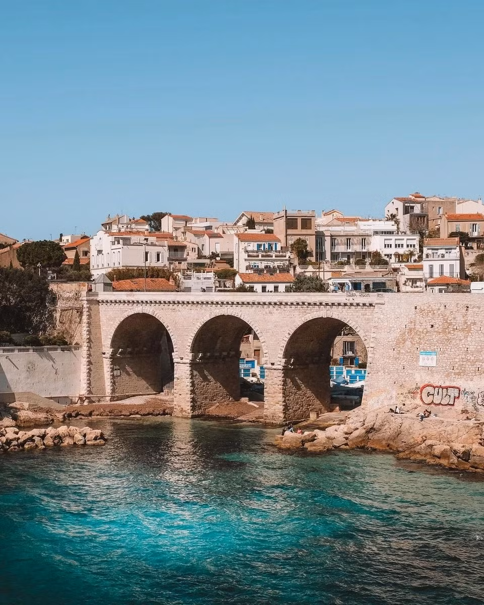 Không phải tất cả các sự kiện đều diễn ra tại thủ đô. Các cuộc thi đua thuyền buồm sẽ tổ chức tại thành phố Marseille bên Địa Trung Hải, thành phố lớn thứ hai của Pháp, nơi có đội bóng Olympique Marseille. Hơn 300 thủy thủ từ khắp nơi trên thế giới sẽ tranh tài trên những làn nước xanh biếc của Địa Trung Hải ở phía đông thành phố. Ảnh: @joowbar.