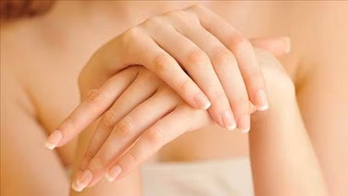  Còn người thư giãn thì đôi bàn tay thường mềm mại hơn. Hơn nữa đôi bàn tay thon mượt mềm mại chứng tỏ họ không phải lao động vất vả, số mệnh an nhàn và sống đời sống thanh cao phú quý.