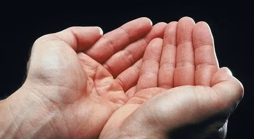  Lòng bàn tay sâu biểu thị việc giữ được tiền, giữ được nhiều của cải. Những người này thường là người biết kiểm soát tài chính, biết kiếm ra tiền, và quản lý tiền, đầu tư tiền có hiệu quả. Nhiều người cho rằng, những ai may mắn sở hữu bàn tay này sẽ có nhiều cơ hội trong công việc, là người luôn gặp may mắn. 