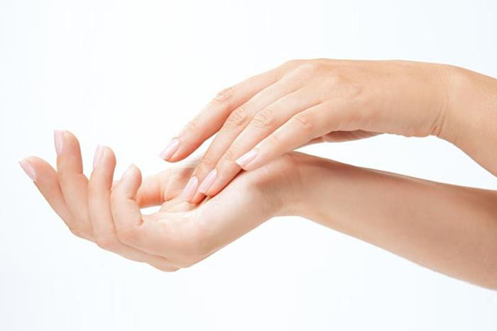  Những người có bàn tay dày dặn, tròn đầy khỏe mạnh thường là người có tương lai phú quý, số hạnh phúc, có con đường công danh sự nghiệp rạng rỡ. Đặc biệt, khi cầm vào tay ai đó thấy tay ấm, lòng bàn tay dày sẽ có nhiều sức sống, cảm giác có nhiều năng lượng khỏe mạnh và phúc lộc dồi dào.