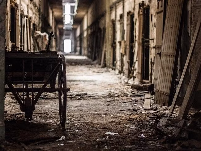 Hành lang của nhà tù.