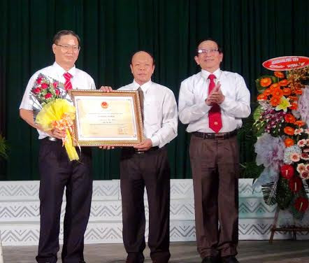 Đại diện Bộ Văn hóa – Thể thao & Du lịch trao Bằng công nhận “Nghệ thuật bài chòi là di sản văn hóa phi vật thể quốc gia” cho tỉnh Phú Yên.