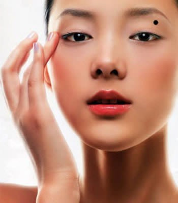 Nốt ruồi ở cung điền trạch. Cung điền trạch trong diện tướng học là vị trí nằm giữa mắt và lông mày, nếu một người có nốt ruồi ở cung điền trạch thường không dứt khoát , đa nghi trong chuyện tình cảm, vì thế tình cảm hôn nhân không ổn định.