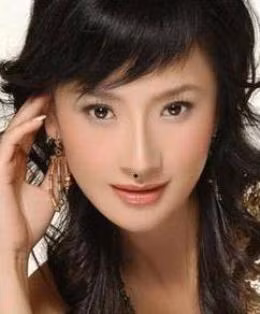 Nốt ruồi ở giữa miệng và mũi: Những người này có tính cách cởi mở, hơn nữa rất chủ động trong mọi việc, tình cảm dồi dào, vận đào hoa rất tốt, là người sống tình cảm, nên rất dễ bị tổn thương, nên những người có nốt ruồi ở vị trí này cần chú ý trong chuyện tình cảm.