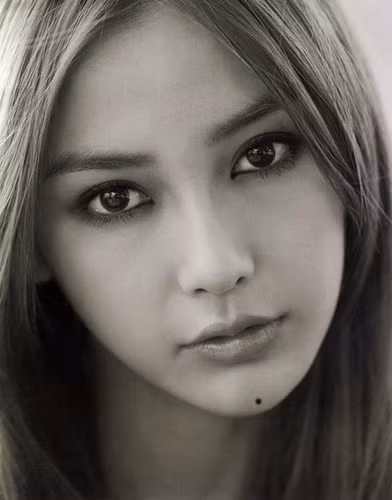 Nốt ruồi ở cằm dưới. Tài vận của những người có đặc điểm này tương đối tốt, nhưng lại không ổn định về tình cảm, nên tập trung vào việc kinh doanh.