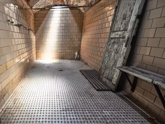 Một trong những nhà tắm của các tù nhân. Họ không được phép nói chuyện với nhau tại đây.
