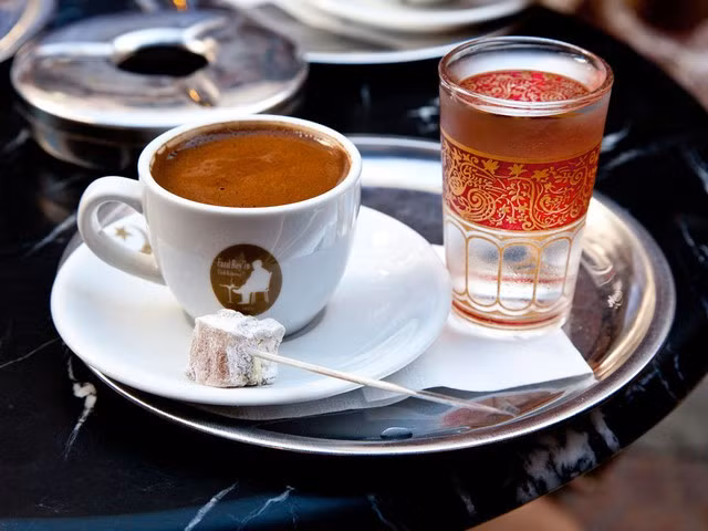 Cà phê Turk Kahvesi — Thổ Nhĩ Kỳ: Món cà phê truyền thống của Thổ Nhĩ Kỳ được pha chế từ cà phê rang xay và đường, đôi khi thêm chút hương liệu. Hỗn hợp dược đun sôi trong ấm trước khi rót vào các cốc nhỏ có trang trí họa tiết độc đáo. Cách pha cà phê này rất phổ biến ở Thổ Nhĩ Kỳ và các quốc gia Trung Đông. Ảnh: Bloomberg.