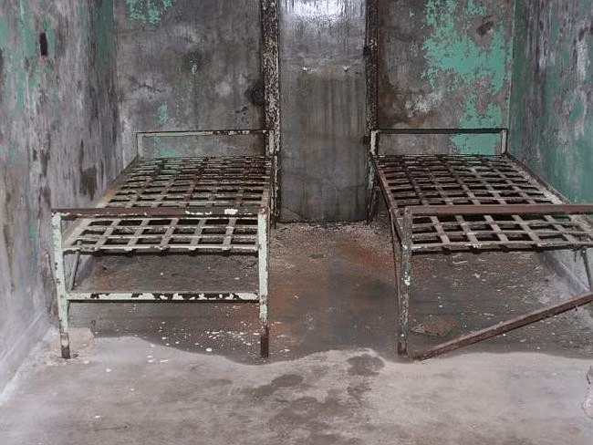 Do an ninh được đảm bảo nên ESP được sử dụng để giam giữ những tội phạm đáng sợ nhất của Mỹ. Tuy nhiên, 12 tù nhân đã tổ chức vụ vượt ngục táo bạo năm 1945. Họ đã đào đường hầm dài 30 m xuyên qua hệ thống tường bao của công trình để trốn thoát.