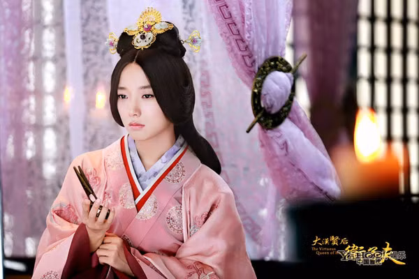 Vì thế, khi nhiều vị hoàng đế đã băng hà, cung tần mỹ nữ của họ vẫn còn “tồn kho” rất nhiều, đa phần trong số đó tuổi đời rất trẻ.