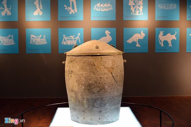 Chiếc Thạp Bảo Thịnh (bảo vật Quốc gia) làm từ đồng được phát hiện tại thị trấn Yên (Yên Bái).