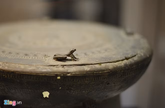 Các họa tiết trên mặt trống đồng tìm thấy tại Đông Xá, Hưng Yên.