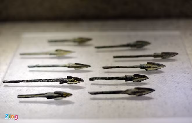 Hiện vật về kỹ thuật phát triển vũ khí với các mũi tên được làm bằng đồng phát hiện tại Cổ Loa, Hà Nội.