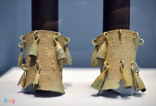 Triển lãm còn trưng bày hàng chục hiện vật trang sức, hình ảnh chiếc bao chân gắn quả nhạc được làm bằng đồng tại di chỉ làng Vạc, Nghệ An.