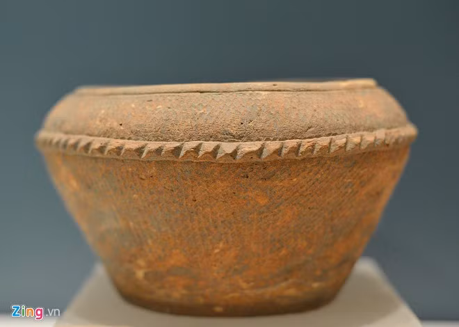 Trong văn hóa Đông Sơn đồ dùng sinh hoạt bằng đồng xuất hiện phổ biến với nhiều loại hình thức khác như tháp, thố, bình, lọ... nhiều loại vật dụng thể hiện sự chau chuốt, cầu kỳ trong kỹ thuật. Trong ảnh là chiếc bình được làm bằng gốm.