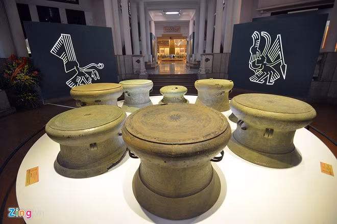 Các hiện vật được trưng bày được chia theo các loại hình tiêu biểu như trống đồng, công cụ lao động, đồ dùng sinh hoạt, vũ khí, nhạc khí, trang sức, đồ minh khí (chôn cùng người chết).