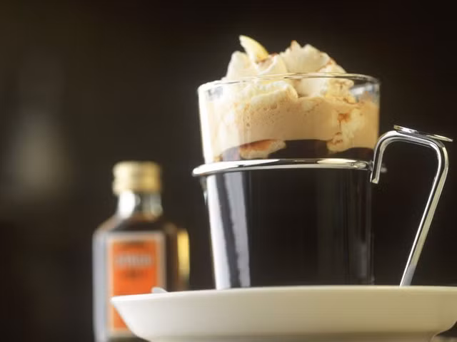 Cà phê Pharisaer – Nordstrand, Đức: Ngoài mùi vị ấn tượng tới từ sự hòa trộn giữa cà phê đậm đặc, rượu rum và kem tươi, cà phê Pharisaer còn nổi tiếng nhờ câu chuyện thú vị về nguồn gốc của nó. Truyền thuyết kể rằng từ rất lâu rồi, trên đảo Nordstrand ở miền Bắc nước Đức, một mục sư kiêng rượu tới dự lễ rửa tội. Để vị mục sư không biết tính chất của món đồ uống được phục vụ ở buổi lễ, rượu rum được trộn với cà phê và phủ một lớp kem tươi lên trên. Tuy nhiên khi vị mục sư phát hiện ra, ông kêu lên: "Ôi các Pharisees", vì thế món đồ uống này được đặt tên như vậy. Cà phê Pharisaer rất phổ biến ở đảo Nordstrand nhưng cũng được phục vụ ở các nhà hàng và quán cà phê khắp bờ Bắc nước Đức. Ảnh: Bloomberg.