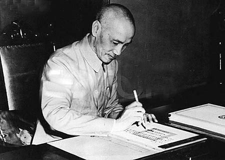 Tưởng Kinh Quốc yêu cầu bác sỹ dùng kích điện để cấp cứu, cho đến 23h50 phút, mới công bố đã tử vong. Thi hài của Tưởng Giới Thạch , được các vệ sỹ đưa lên xe cấp cứu vào lúc hai giờ sáng ngày mùng sáu, khi mang thi hài lên xe, thì trời tạnh mưa…