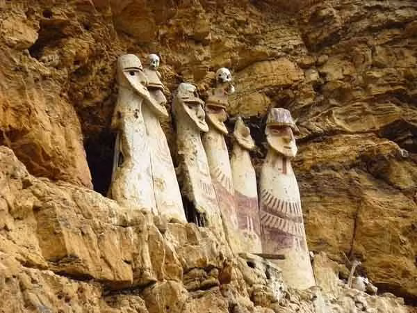 Một số vẫn còn vết tích những họa tiết bằng sơn nguyên thủy từ nhiiều thế kỷ trước.