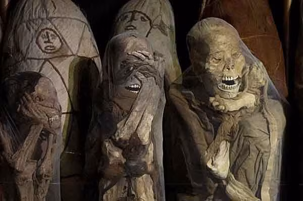 Những cái quách cao hai mét làm bằng phôi gạch (loại gạch làm bằng đất và được phơi khô) đứng trên rìa một vách đá.