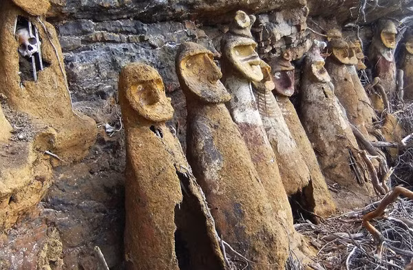 Không có tài liệu cụ thể nào giải thích lý do cụ thể hình thức sơn táng này. Người ta chỉ có thể phỏng đoán rằng họ muốn những người chết được an nghỉ và siêu thoát khi ở gần bầu trời.