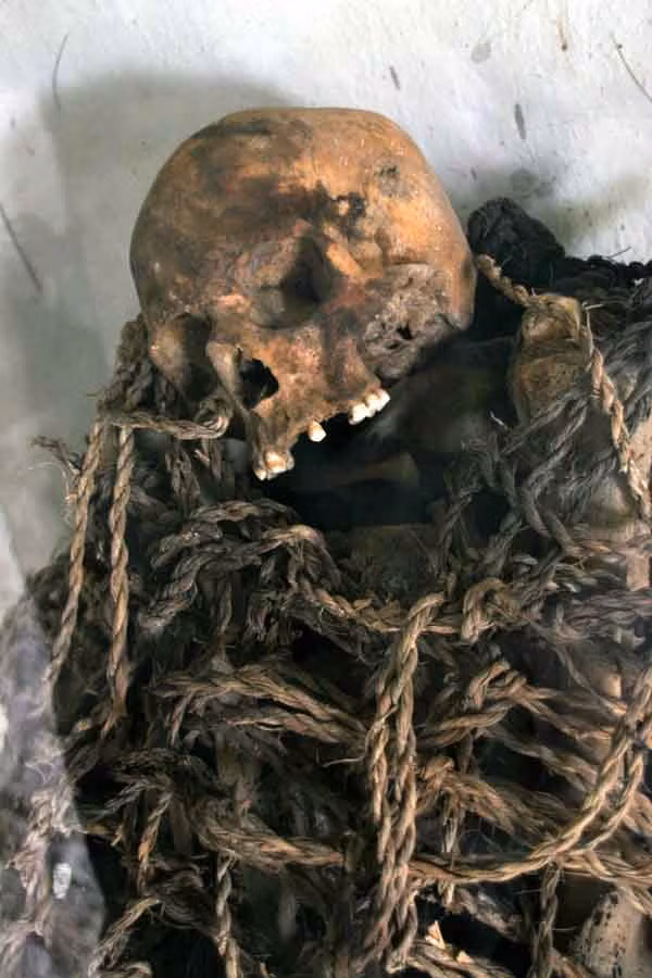 Những ngôi mộ kỳ lạ này được tìm thấy trong trận động đất năm 1928 khiến những ngọn đồi núi rung chuyển mạnh.