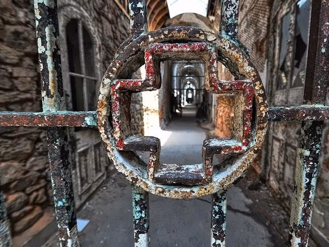 Tuy nhiên, họ phải lao động công ích trong im lặng tuyệt đối. Những tù nhân vi phạm sẽ phải gánh các hình phạt về thể chất.