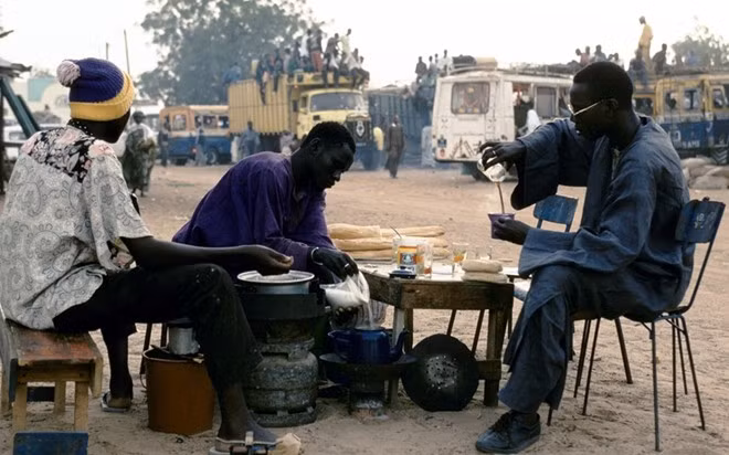 Cà phê Touba — Senegal: Rất phổ biến ở thủ đô Dakar của Senegal, món cà phê này được cho thêm tiêu Guinea, một loại gia vị Tây Phi có mùi như bạch đậu khấu. Cà phê Toube còn được cho thêm rất nhiều đường, khiến món đồ uống ngọt ngào và thơm phức này đánh thức giác quan của mọi du khách. Ảnh: Gettyimages.