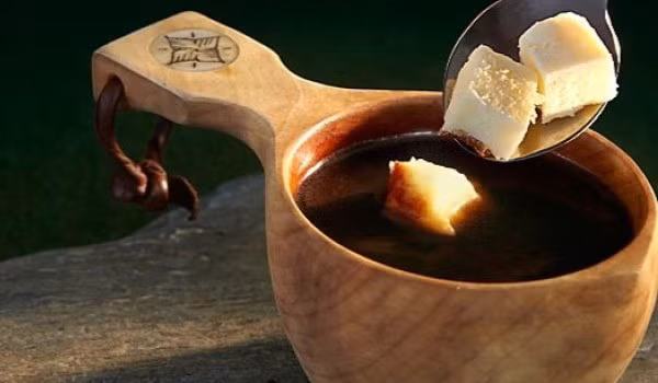 Cà phê phô mai Kaffeost – Phần Lan và Thụy Điển: Phô mai Phần Lan được dùng trong cà phê Kaffeost, một món đồ uống nóng ở Bắc Phần Lan và Thụy Điển. Khi nhúng một miếng phô mai vào cốc cà phê đen, cà phê sẽ có vị bơ nhè nhẹ và miếng bơ sẽ có mùi cà phê thơm phức. Bạn có thể thưởng thức Kaffeost khi chiêm ngưỡng khung cảnh lộng lẫy của vùng biên giới Thụy Điển – Phần Lan. Ảnh: Gettyimages.