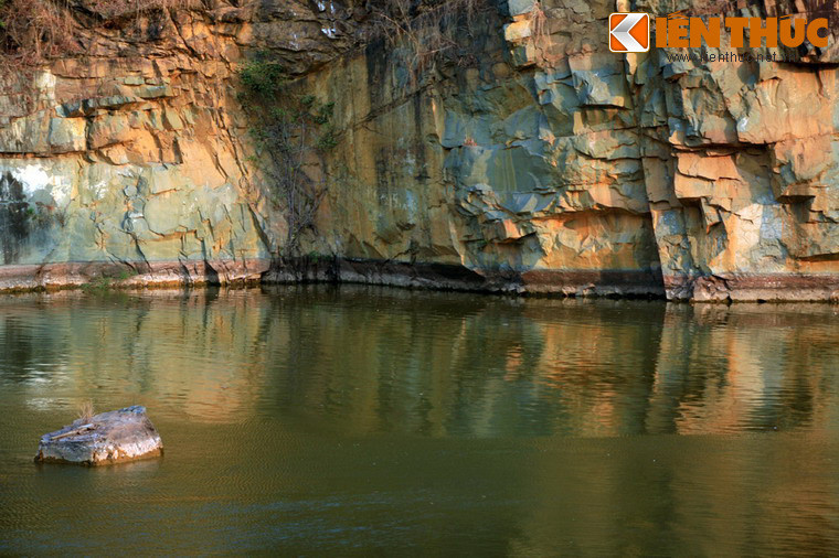 Điều đặc biệt là danh thắng kì vĩ này đã được tạo nên từ chính bàn tay con người. Các hồ nước ở Bửu Long đã được tạo thành trong quá trình khai thác đá kéo dài hàng thế kỷ của người dân trong vùng. Những cụm đá còn lại sau quá trình khai thác, không rõ vô tình hay hữu ý, đã tạo nên một "Vịnh Hạ Long" tuyệt đẹp giữa phương Nam.