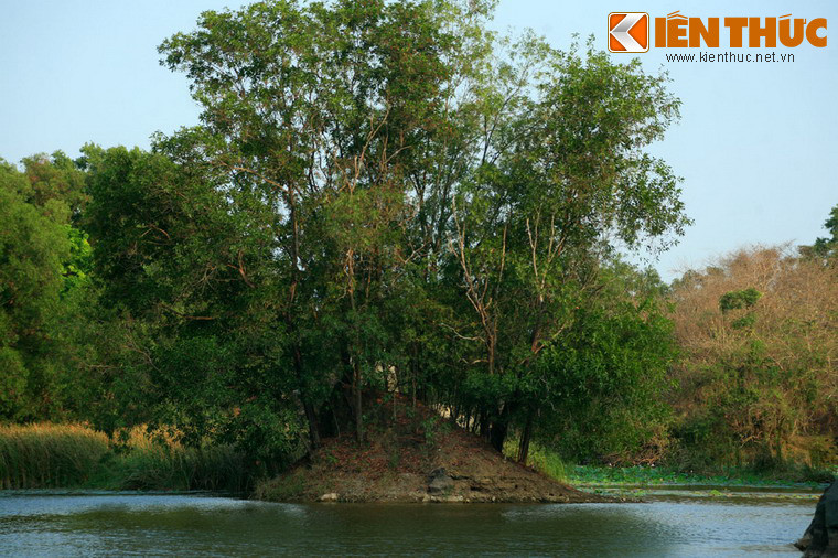 Nhà sử học Trịnh Hoài Ðức (1765 - 1825) đã ca ngợi thắng cảnh Bửu Long bằng những lời có cánh. Ông viết: "Trên núi có chùa Bửu Phong, phía tả có Long Ðầu sừng sững, phía hữu có hang Bạch Hổ khói mây man mác, cây cối xum xuê. Thật là đệ nhất thắng cảnh trấn thành vậy".