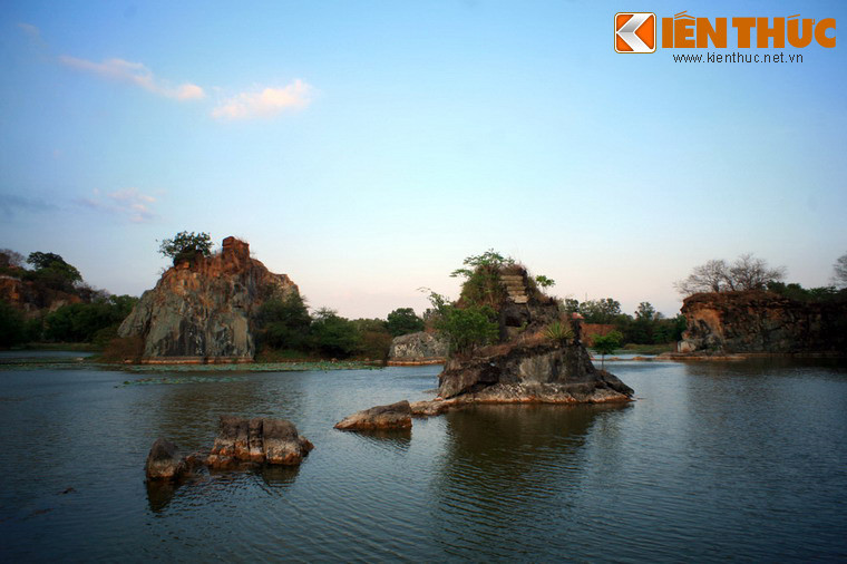 Trên mặt hồ là vô số vách đá hình thù lạ mắt. Ven bờ hồ có những vách núi đá dựng đứng soi bóng xuống mặt nước xanh ngắt.