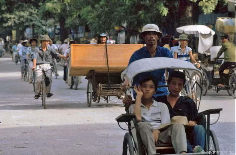 Dạo phố phường trên xích lô đem lại một cảm giác rất... Hà Nội.