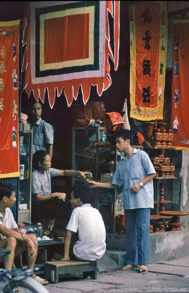 Các loại cờ phướn, đồ thờ tự... có thể tìm mua ở phố Hàng Quạt.