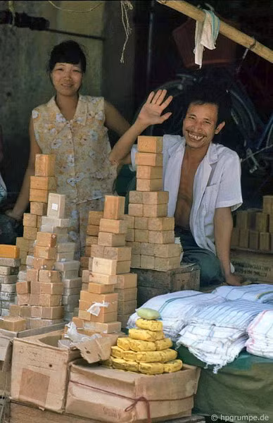 Một cửa hàng bán loại bánh xà phòng to như cục gạch. Hình ảnh nằm trong số 1.600 bức ảnh do nhiếp ảnh gia Đức Hans-Peter Grumpe thực hiện ở 20 tỉnh thành thuộc cả 3 miền Việt Nam từ năm 1991 - 1993, được đăng tải trên trang web Hpgrumpe.de.