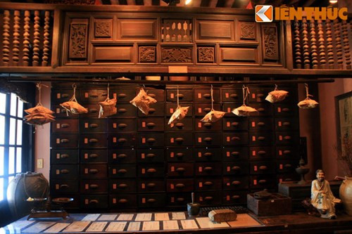 Đây là mô hình một tiệm thuốc Bắc với bộ tủ và quầy bán thuốc là bộ đồ gỗ có từ thế kỷ 19. Đặc trưng của một tiệm thuốc Bắc là chiếc tủ đựng thuốc có nhiều ngăn kéo, mỗi vị thuốc được đựng trong một ngăn kéo khác nhau. Chiếc tủ này có 9X9 (81) ngăn kéo.