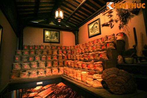 Trong không gian hoài cổ đó, hình ảnh các hoạt động y học cổ truyền Việt Nam đã được tái hiện qua các mô hình sinh động. Ảnh: Mô hình nhà thuốc Nam với dãy kệ nhiều tầng chứa hàng chục vị thuốc khác nhau.