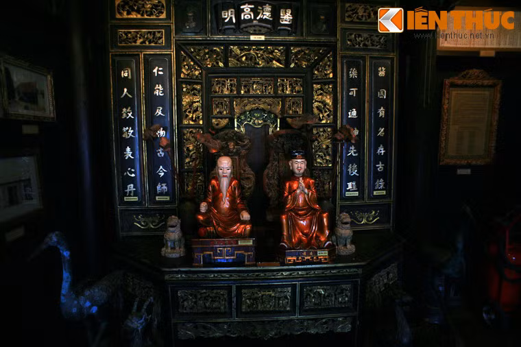 Tọa lạc tại số 41 Hoàng Dư Khương, Q. 10 TP HCM, Bảo tàng Y học cổ truyền Việt Nam - một trong số ít bảo tàng tư nhân trong nước - là nơi đem đến nhiều điều bất ngờ cho du khách tới thăm quan. Ảnh: Bàn thờ Y tổ đặt tại bảo tàng, nơi có tượng và bát vị thờ hai danh y được coi là ông tổ của Y học cổ truyền Việt Nam là Thiền sư Tuệ Tĩnh (thế kỷ 14) và Hải Thượng Lãn Ông - Lê Hữu Trác (thế kỷ 18).