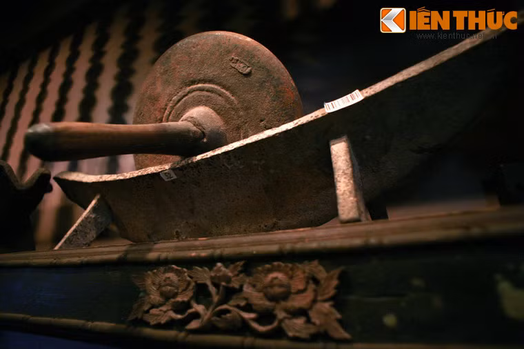 Bộ sưu tập dụng cụ bào chế thuốc y học cố truyền là một nét đặc sắc khác của bảo tàng. Trong ảnh là thuyền tán - dụng cụ để tán thuốc khô thành bột.