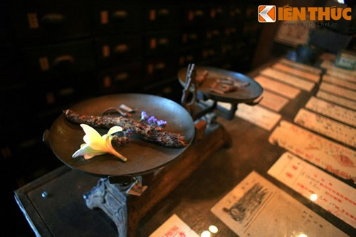 Bàn cân là vật dụng không thể thiếu để xác định khối lượng các thành phần của thang thuốc. Bảo tàng có hàng chục mẫu cân khác nhau, chia thành hai loại chính là cân tây và cân ta.