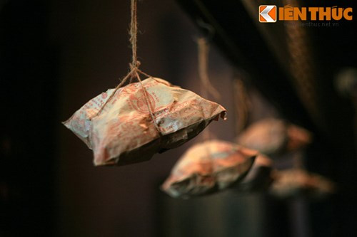 Thuốc được “bốc” theo đơn của các thầy thuốc, được gói trong những gói giấy gọi là “thang” thuốc đủ một lần “sắc” hay ngâm rượu.