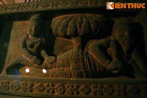 Cảnh xoa bóp để giữ gìn sức khỏe được phục dựng từ bức phù điêu trên đá của người Chăm cổ.