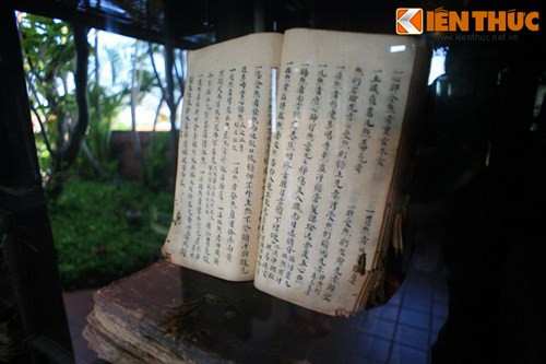 Bảo tàng Y học cổ truyền Việt Nam cũng là nơi sở hữu một bộ sưu tập kho tàng sách Hán - Nôm về y học cổ truyền, trong đó có nhiều sách quý như Nam dược thần hiệu, Y tông tâm tĩnh của Hải Thượng Lãn Ông (28 tập, 66 quyển), được xem là bách khoa toàn thư về y học cổ truyền Việt Nam.