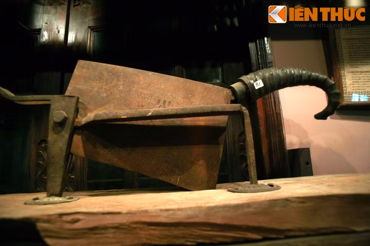 Dao cầu là dụng cụ để cắt thuốc thành những phiến mỏng. Trong bộ sưu tập của bảo tàng có một số chiếc dao cầu được sưu tầm từ quê hương của Tuệ Tĩnh ( xã Cẩm Sơn – Cẩm Giàng – Hải Dương ) và Hải Thượng Lãn Ông (Hương Sơn - Hà Tĩnh ).