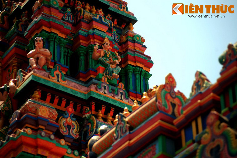 Không chỉ nổi tiếng linh thiêng, đền thờ Bà Mariamman còn là một công trình kiến trúc độc đáo mang đậm nét Ấn Độ. Điều này được thể hiện qua những tác phẩm điêu khắc rực rỡ sắc màu được bài trí ở nhiều nơi, đặc biệt là mái đền.