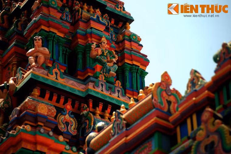 Không chỉ nổi tiếng linh thiêng, đền thờ Bà Mariamman còn là một công trình kiến trúc độc đáo mang đậm nét Ấn Độ. Điều này được thể hiện qua những tác phẩm điêu khắc rực rỡ sắc màu được bài trí ở nhiều nơi, đặc biệt là mái đền.